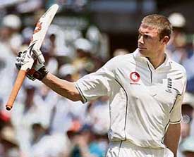 England�s Andrew Flintoff acknowledges the crowd after being dismissed for 89 runs on the second day of the fifth Ashes Test against Australia in Sydney on Wednesday