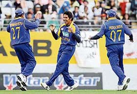 Sri Lanka�s Chaminda Vaas celebrates with team-mates Mahela Jayawardena and Sanath Jayasuriya after dismissing New Zealand�s Hamish Marshall during the fourth one-dayer at Eden Park in Auckland