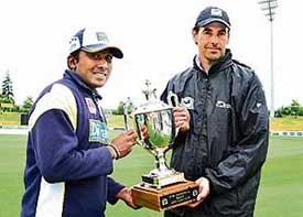 Sri Lankan captain Mahela Jayawardena (left) and New Zealand captain Stephen Fleming share the ODI series trophy in Hamilton on Tuesday