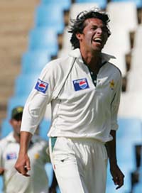 BACK IN ACTION: Pakistan�s Mohammad Asif celebrates after dismissing South Africa�s Hashim Amla on the second day of the first Test in Centurion 
