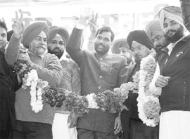 Lok Jan Shakti Party chief Ram Vilas Paswan waves to the crowd during an election rally in Patiala on Saturday. 