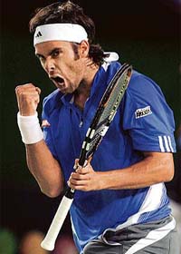 Chile�s Fernando Gonzalez pumps his fist during his quarterfinal against Spain�s Rafael Nadal at the Australian Open in Melbourne