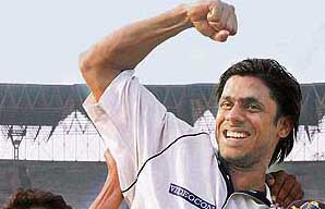 Bengal batsman Manoj Tiwari celebrates after guiding his team to victory over Karnataka in the semifinal of the Ranji Trophy in Kolkata on Saturday.