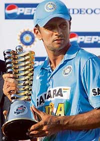 Rahul Dravid poses with the Pepsi Cup 