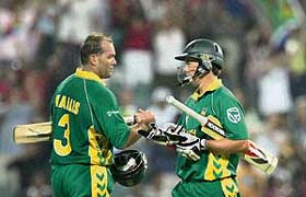 South Africa�s Jacques Kallis (left) and AB de Villiers celebrate after guiding their team to victory in the fifth one-dayer against Pakistan in Johannesburg