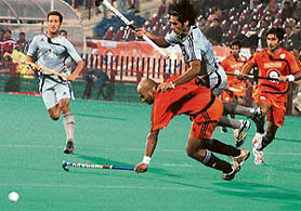 Len Ayeappa of Bangalore Lions checks the advance of Orissa Steelers during a Premier Hockey League match at the Sector 42 Stadium in Chandigarh on Friday. The Lions won 4-3.