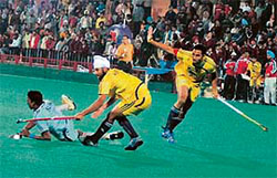 Harpal Singh (centre) of Sher-e-Jalandhar tries to stop Sunil Ekka (left) of Orissa Steelers as Kanwalpreet Singh looks on during the first final of the PHL at the Sector 42 Hockey Stadium in Chandigarh