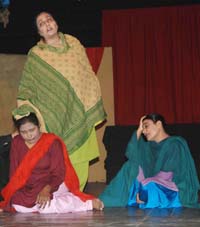 Artistes perform Punjabi play Maaien ni main kinnu akhaan at Punjab Naatshala in Amritsar. 