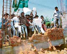 Youths vandalise Mahendra Singh Dhoni�s under-construction house in Ranchi 