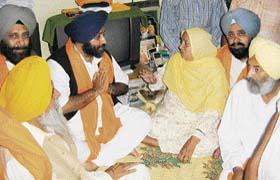 Bibi Joginder Kaur, widow of Gurcharan Singh Tohra, talks to acting president of SAD Sukhbir Singh Badal on the third death anniversary of Gurcharan Singh Tohra at Tohra village
