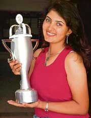 Irina Brar with the Swarovski-studded Pewter Trophy she got for being the professional lady golfer of the year. 