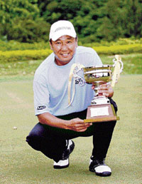 Lu Wen-teh with the trophy after winning the Macau Open golf tournament on Sunday.