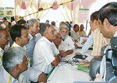 IFFCO chairman Surinder Kumar Jakhar discusses IFFCO�s Kisan Sanchar Ltd (IKSL) project with computer engineers.