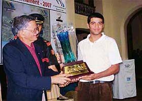 Abhinav Lohan (right) receives the trophy from Uttarakhand Governor Sudarshan Agarwal at Raj Bhavan, Nainital, after the conclusion of the Governor�s Cup Golf Tournament