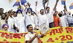 Activists of the Phoolay Bharti Lok Party of India raise slogans in Jalandhar on Monday against the Punjab government's failure to provide cheap flour and pulses by Baisakhi as they had promised.