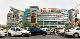 Trafiic in front of a mall in Gurgaon