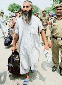 A Pakistani prisoner crosses over to Pakistan at the Wagah joint check-post