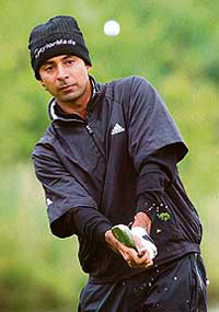 Jyoti Randhawa chips onto the 10th green during the first round of the European Open golf tournament in Straffan, Ireland, on Thursday.
