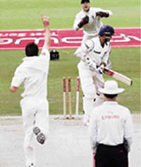 England's James Anderson (L) and wicketkeeper Matthew Prior celebrate after bowling out India's Sourav Ganguly during the third day of the first Test cricket match at Lord's cricket ground in London