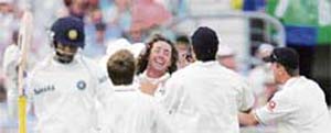Ryan Sidebottom (C) is congratulated by teammates after he dismissed Dinesh Karthik.