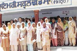 Women of self-help groups seen with Vijay Kumar Jha and Nandita Bakshi,