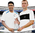 Mahesh Bhupathi (L) of India and Pavel Vizner of the Czech Republic pose for photographers after defeating Paul Hanley of Australia and Kevin Ullyett of Zimbabwe.