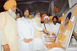 Chief Minister Parkash Singh Badal and Sukhdev Singh Dhindsa pay tributes to Sant Harchand Singh Longowal on his 22nd death anniversary at Longowal village, Sangrur district, on Monday.