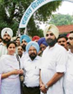 Raninder Singh, son of Capt Amarinder Singh, accompanied by mother and MP Preneet Kaur, outside the Vigilance Bureau office in Ludhiana
