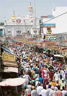 Devotees flock to pay obeisance at Gurdwara Baba Bakala on the occasion of Rakhar Punnia