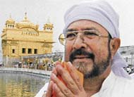 Bollywood actor Rajesh Khanna comes out of the Golden Temple