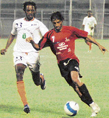 Bibiano Fernandes (left) of Sporting Clube de Goa and Sushanth Mathew of Mahindra United vie for the ball during the quarterfinal of the Federation Cup on Saturday.