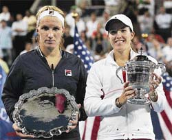 Justine Henin (right) holds the winner�s trophy after beating Svetlana Kuznetsova in the women�s singles final at the US Open in New York on Saturday.