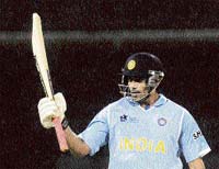 Robin Uthappa acknowledges the crowd after completing his fifty during the Twenty20 match against Pakistan in Durban