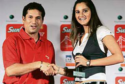 Sachin Tendulkar (L) and Sania Mirza pose during a news conference for Sunfeast Open 2007 tennis tournament in Kolkata.
