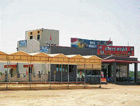 A Rajasthani dhani-type dhaba on the national highway near Hisar