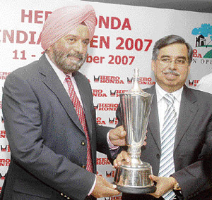 Chief of Army Staff Gen JJ Singh (left) and Pawan Munjal of Hero Honda hold the Indian Open golf trophy in New Delhi on Thursday.