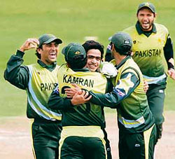 Pakistan�s Fawad Alam (centre) celebrates the dismissal of New Zealand�s Lou Vincent with team mates (left to right) Younis Khan, Kamran Akmal, Shoaib Malik and Shahid Afridi during their ICC World Twenty20 semifinal match in Cape Town on Saturday.