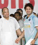 BCCI president Sharad Pawar (L) offers a cheque for Rs 80 lakh to Yuvraj Singh at a special celebratory function at the Wankhede Stadium in Mumbai on Wednesday.
