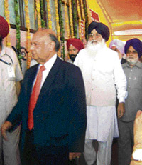 Chief Justice of Punjab and Haryana High Court Vijender Jain and Punjab Chief Minister Parkash Singh Badal at the launch of the first mobile court in Talwara on Tuesday.
