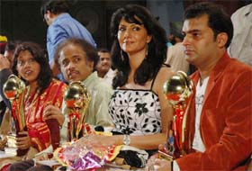 Playback singer Kavita Krishnamurthy (extreme left) along with her husband, L Subramanium, Jasmine Bhatty and Sarvjeet