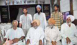 Farmers of Lohgarh Phidde village in Daburji.
