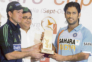 Australian captain Ricky Ponting (L) and Indian captain Mahendra Singh Dhoni pose with the Twenty20 Future Cup trophy during a function in Mumbai on Friday.