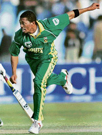South Africa�s Makhaya Ntini bowls during the fifth and final one-dayer against Pakistan at the Gaddafi Stadium in Lahore on Monday.