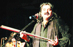 Pakistani Punjabi singer Arif Lohar performs during the 4th Amritsar-Lahore festival in Amritsar.