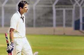 Dravid returns to the pavilion after scoring 40