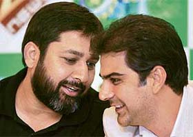 Former Pakistan skipper Inzamam-ul-Haq (left) and former Indian cricketer Nikhil Chopra at a press conference in New Delhi