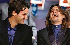Switzerland's tennis player Roger Federer (L) chats with David Ferrer of Spain during a welcoming ceremony for participants of Tennis Masters Cup in Shanghai