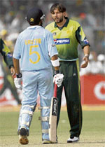 Shahid Afridi (R) argues with Gautam Gambhir during the third one-day international match in Kanpur