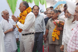 IFFCO chairman Surinder Kumar Jakhar being welcomed in Abohar.