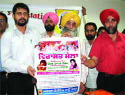 Deputy Commissioner Bathinda, Rahul Tiwari (extreme left), displaying the banner of Malwa Heritage Festival 